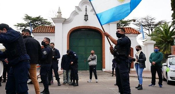 Protesta de la policía bonaerense frente a Quinta de Olivos