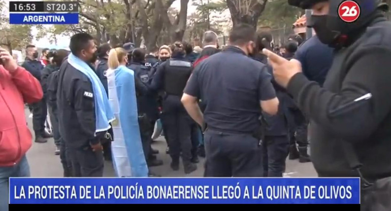 Protesta de Policía Bonaerense, Quinta de Olivos, móvil Canal 26