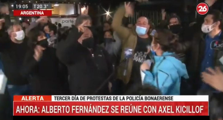 Protesta en favor del Gobierno ante la Policía Bonaerense, captura Canal 26