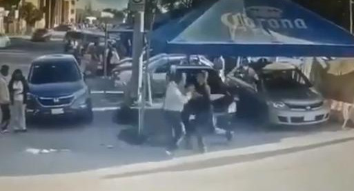 Hombre apuñaló a violador de su hija luego de esperarlo en plena calle en México, foto Twitter	