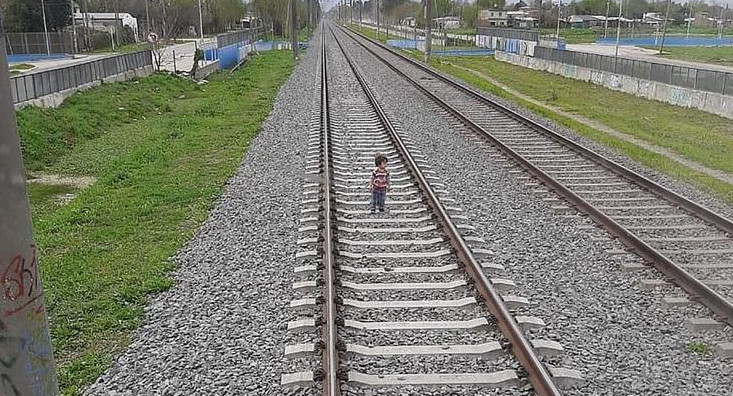 Un nene caminaba solo por las vías del Tren Roca.