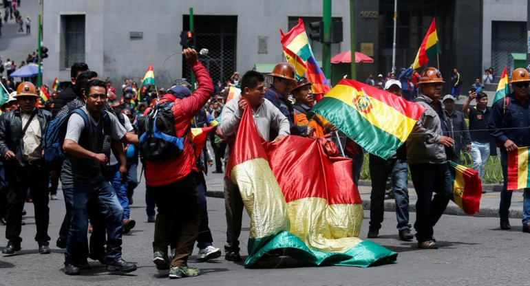 Bolivia, desalojan violentamente a simpatizantes del MAS mientras hacían campaña en una plaza, REUTERS