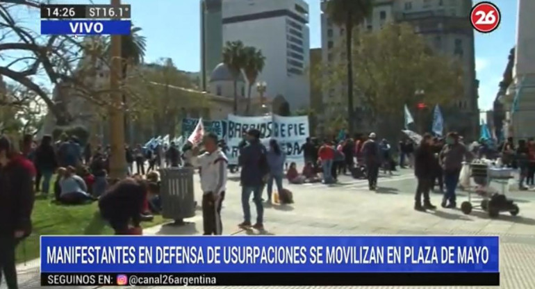 Manifestantes pro toma de tierras en Plaza de Mayo, CANAL 26