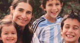 Romina Yan junto a sus pequeños hijos