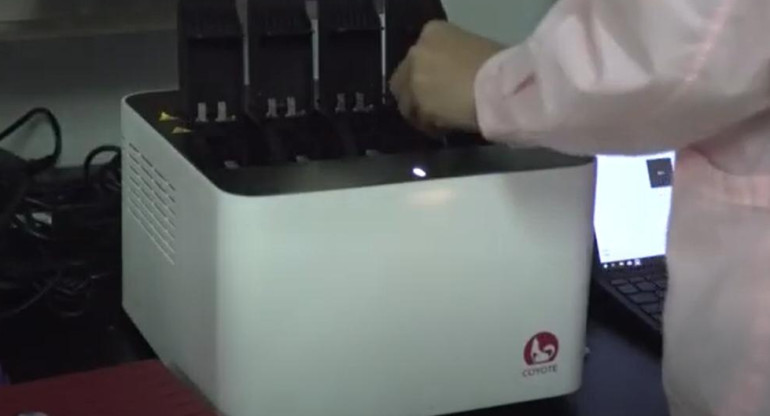 Coronavirus, máquina china hace pruebas PCR en solo 30 minutos, foto AFP