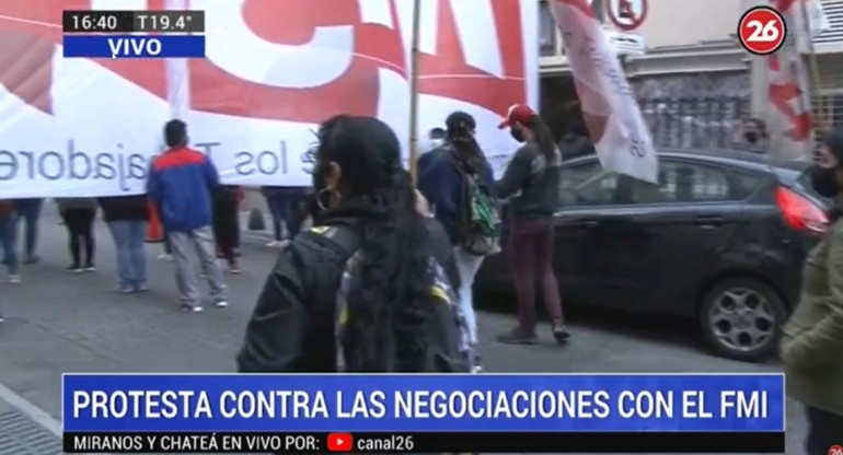 Protesta de organizaciones de izquierda frente a Banco Central contra negociaciones con FMI	