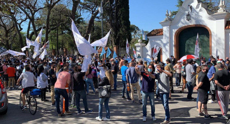 Marcha a favor y contra el Gobierno de Alberto Fernández en Quinta de Olivos, NA