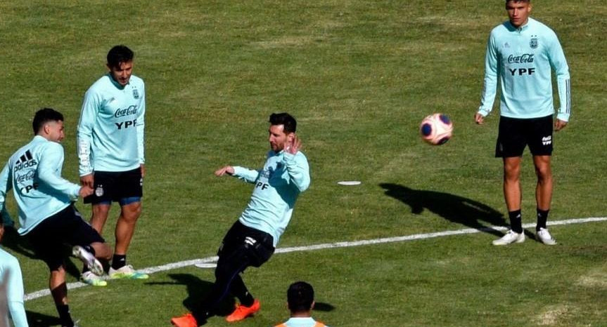 Un drone sorprendió a la selección argentina en el entrenamiento y Scaloni lo mandó a bajar