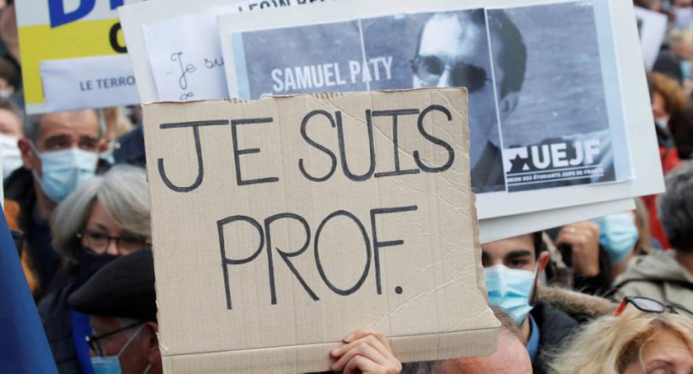 Protestas en Paris por asesinato del profesor