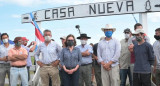 Familia Etchevehere en la puerta de su campo