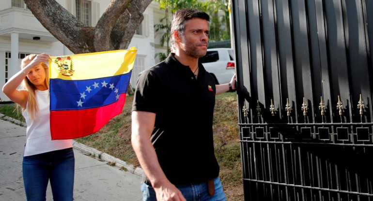 Leopoldo López saliendo de la embajada de España