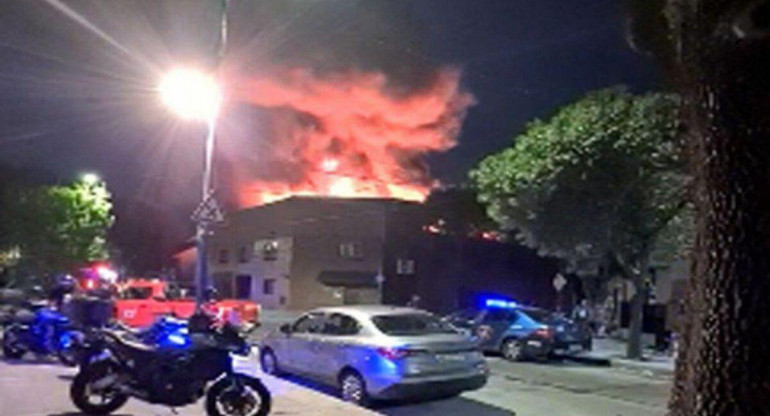 impresionante incendio en un salón de fiestas en Parque Chacabuco