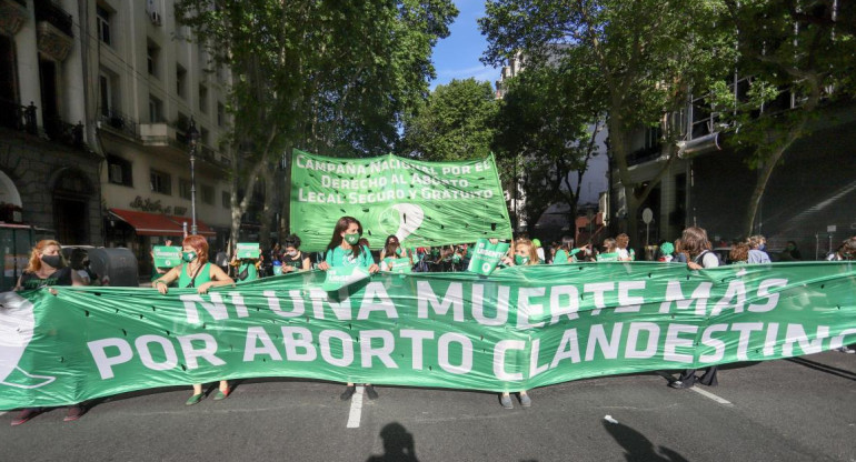 Caravana "verde" desde Plaza de Mayo al Congreso para pedir por el aborto legal, NA