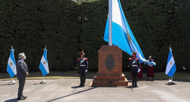 El presidente Alberto Fernández encabezó el acto por el bicentenario del primer izamiento de la bandera argentina en las Islas Malvinas, Foto NA