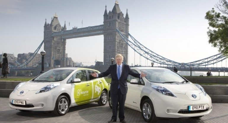 Boris Johnson promocionando los autos eléctricos