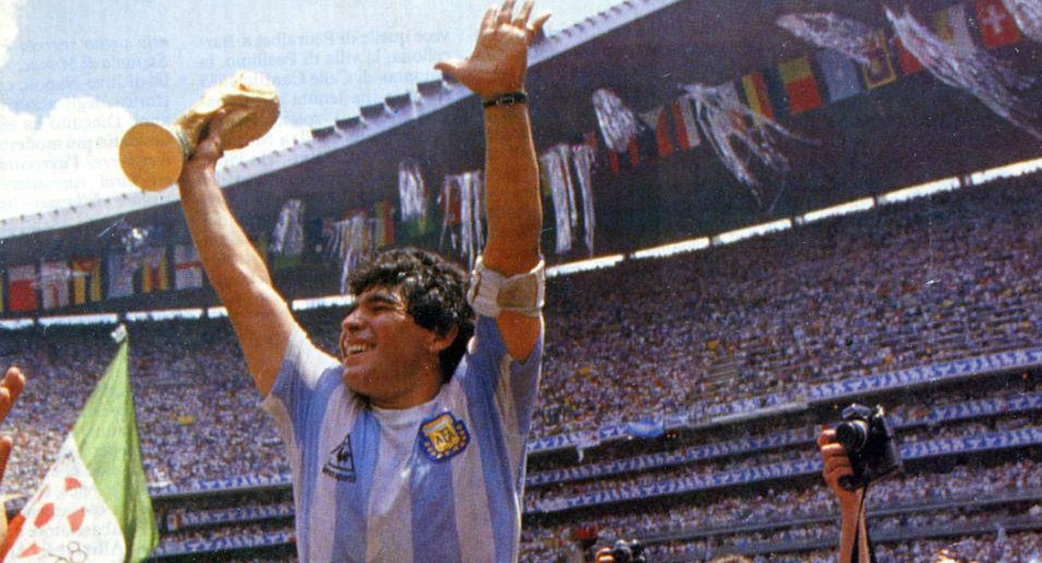 Maradona con la copa del mundo México 86