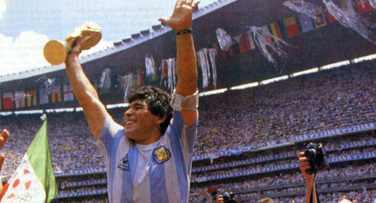 Maradona con la copa del mundo México 86