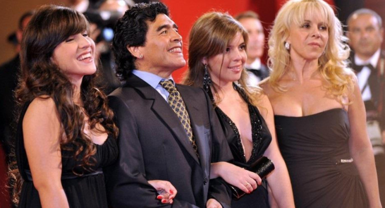 Diego Maradona junto a Claudia Villafañe, Dalma y Gianinna
