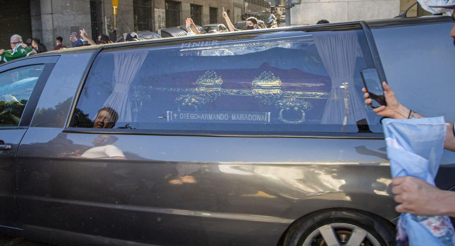 El coche fúnebre que traslada los restos de Diego Armando Maradona se retira de Casa Rosada hacia el Cementerio de Bella Vista. FOTO NA