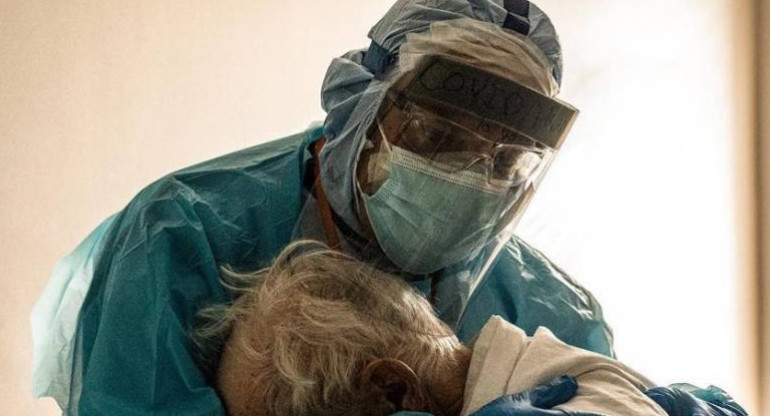 El doctor Joseph Varon abraza y consuela a un paciente de covid-19 en Houston