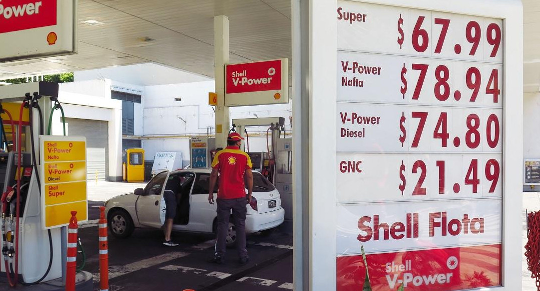 Estación de servicio Shell, combustibles, nafta, Foto NA