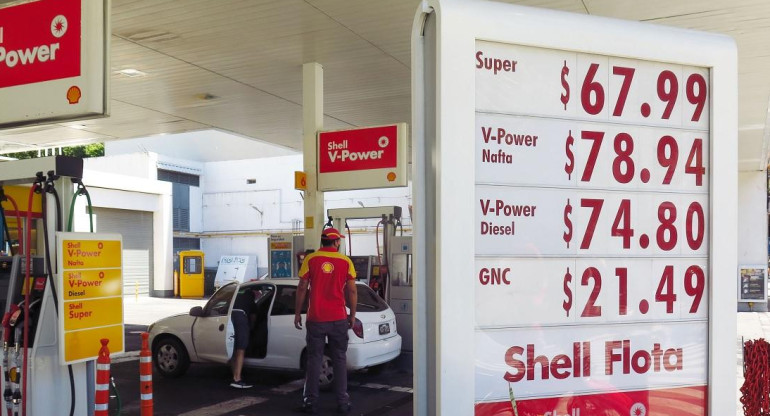 Estación de servicio Shell, combustibles, nafta, Foto NA