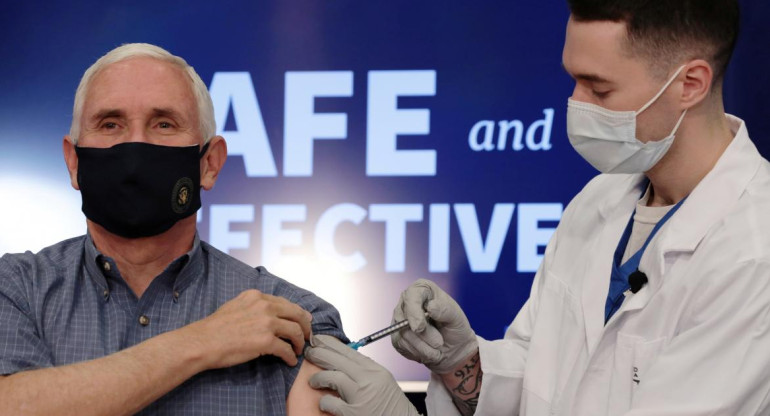 Vacunación de Mike Pence contra el coronavirus, REUTERS