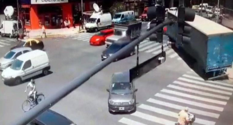 Accidente de tránsito en Flores, camión dobló en contramano y chocó 