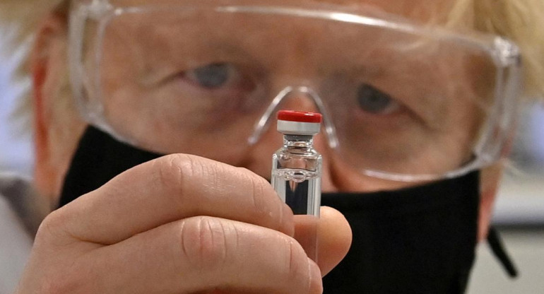 Vacuna de AstraZeneca aprobada en Reino Unido, REUTERS