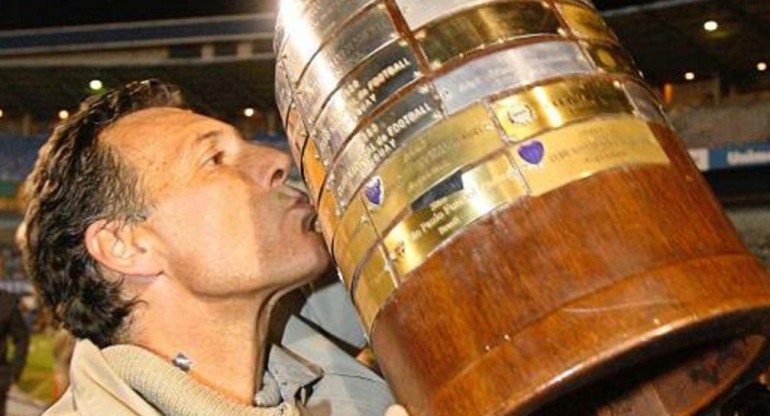 Miguel Ángel Russo con la Copa Libertadores