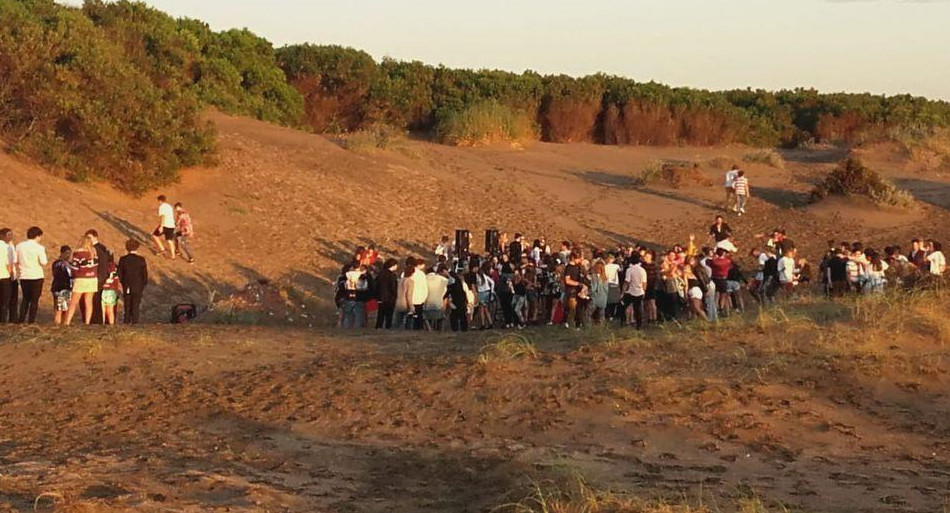 Fiesta ilegal en la playa en Claromecó