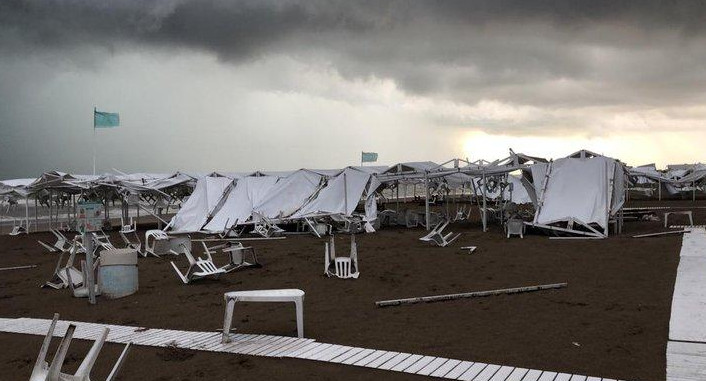 Pinamar, arrasado por un tornado, balnearios afectados, volaron techos y hay zonas sin luz