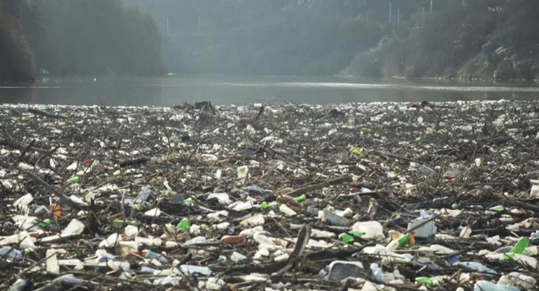 Video: Preocupante cantidad de basura plástica en el río Iskar en Bulgaria cerca de una represa hidroeléctrica