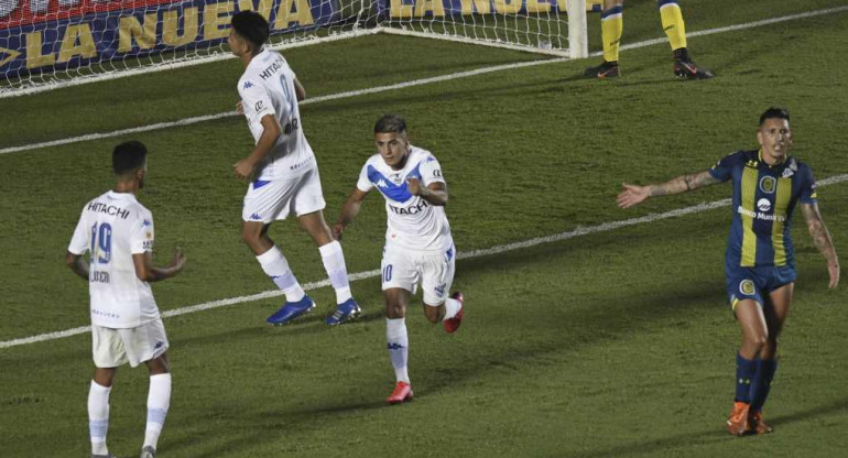 Thiago Almada festeja el segundo gol de Velez frente a Rosario Central