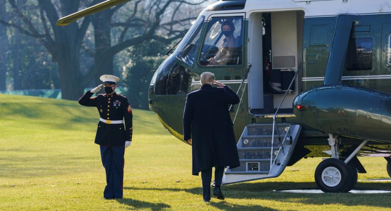 Donald Trump retirándose en su helicóptero, REUTERS