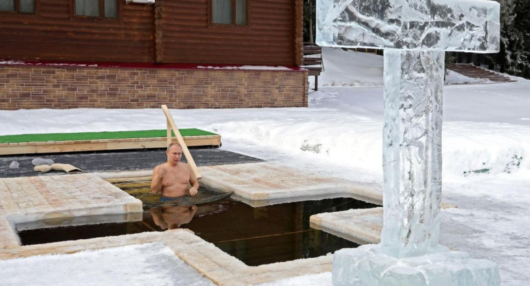 El presidente Putin se zambulló en aguas heladas para cumplir con un ritual religioso