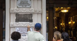 Robaron la placa insignia del histórico Café Tortoni, NA