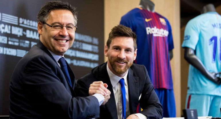 Lionel Messi y Bartomeu, ex presidente del Barcelona. Foto: Reuters.