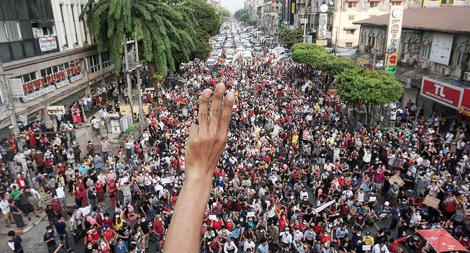 El Gobierno militar bloquea Internet ante la mayor protesta contra el golpe