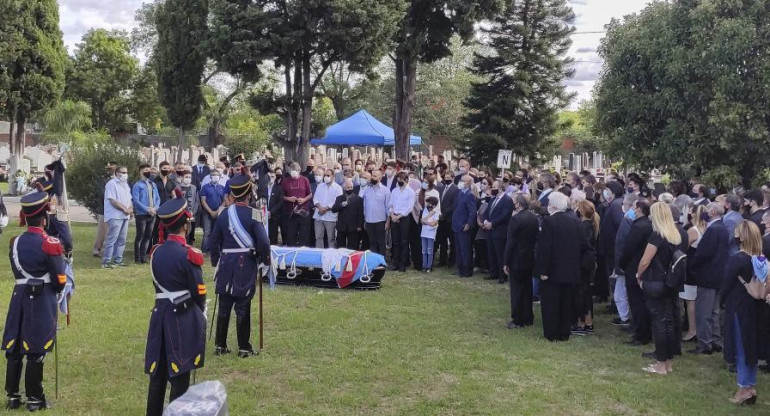 Inhumaron los restos del ex presidente Carlos Menem en el Cementerio Islámico de La Tablada, NA	