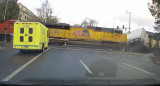 Un conductor captura en vídeo el choque de un tren con el remolque de un camión