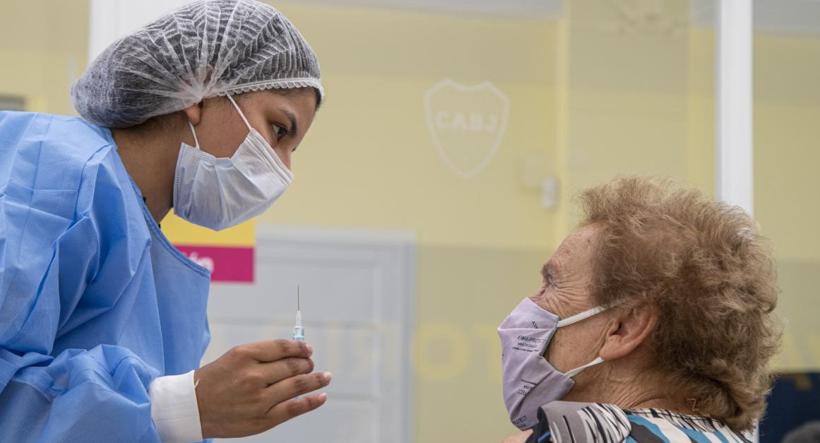 Vacunación de mayores de 80 años en la ciudad de Buenos Aires en la Fundacion Boca Social, NA