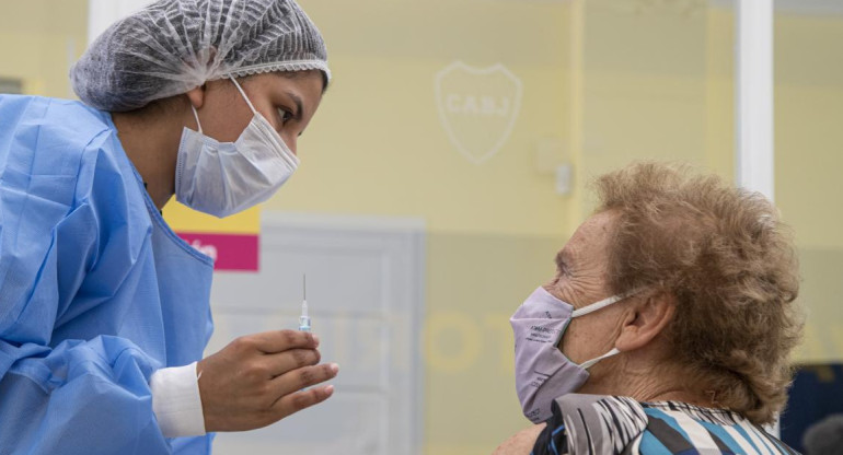 Vacunación de mayores de 80 años en la ciudad de Buenos Aires en la Fundacion Boca Social, NA