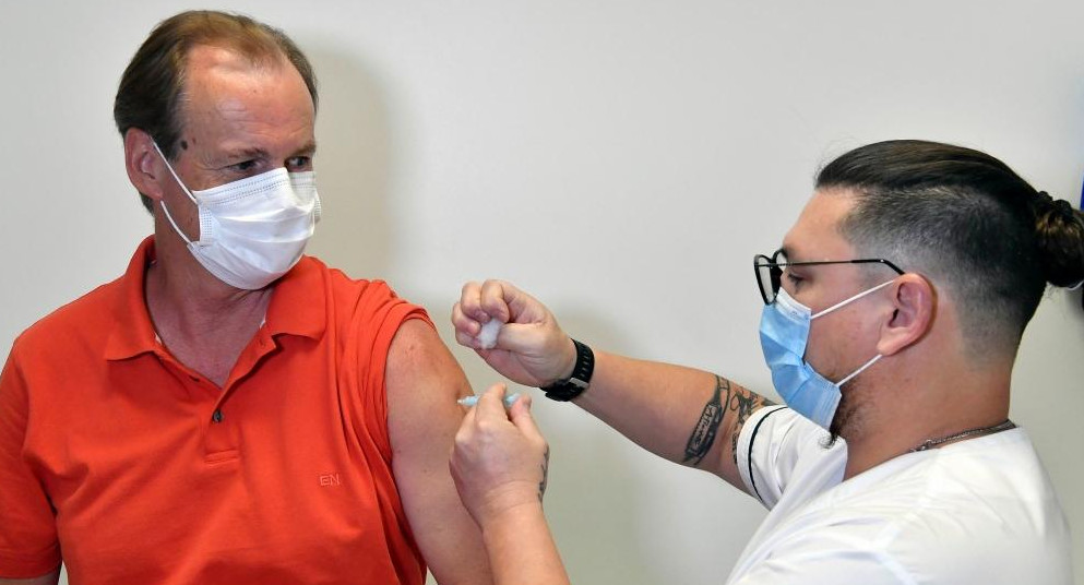 Gustavo Bordet, gobernador de Entre Ríos, se vacuna contra el coronavirus, NA