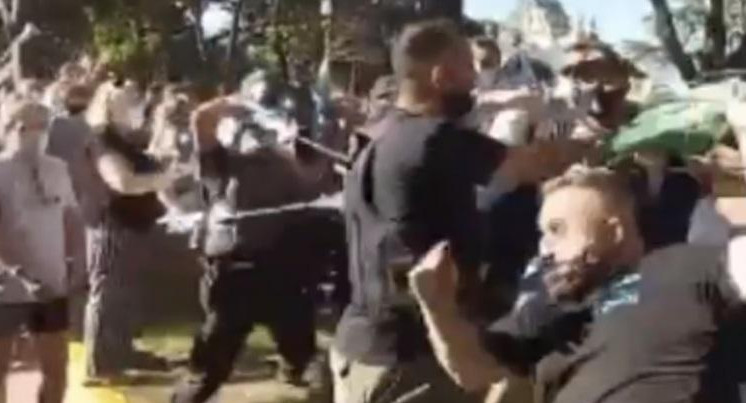 Incidentes frente a la quinta de olivos entre manifestantes opositores y sindicalistas