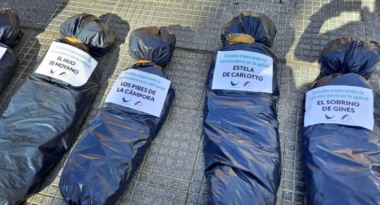 Bolsas mortuorias frente a la casa Rosada. Foto NA