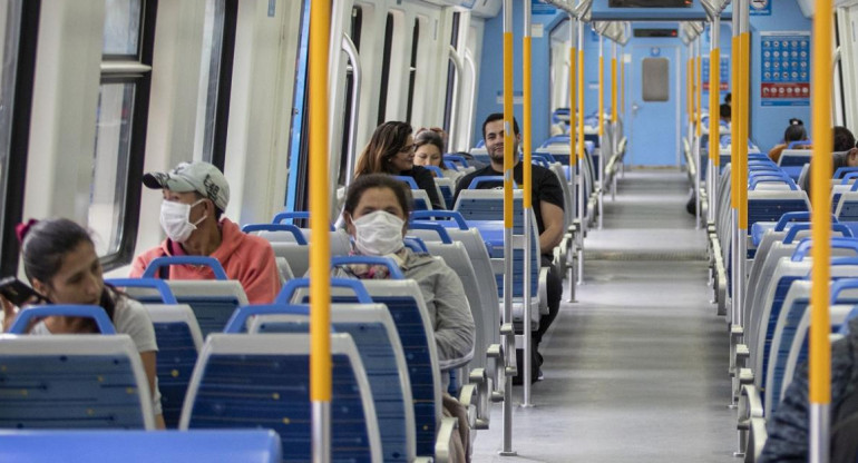 Coronavirus, Argentina, pandemia, pasajeros en tren, transporte público, distanciamiento, NA