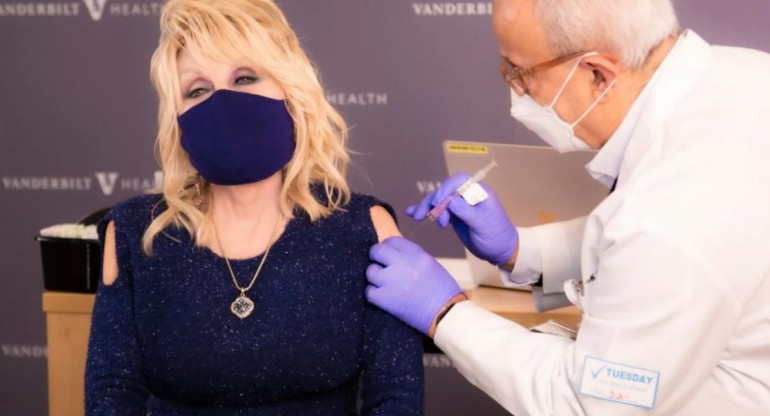 Dolly Parton se dio la vacuna de Moderna contra el coronavirus