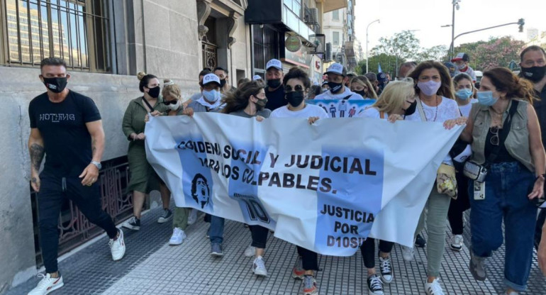Dalma Maradona, Claudia Villafañe y Gianinna Maradona en marcha por muerte de Diego