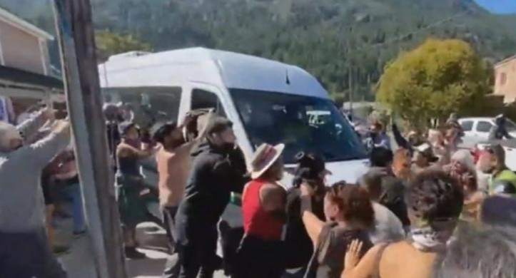 Ataque a Alberto Fernández en su visita a Chubut, captura video, NA